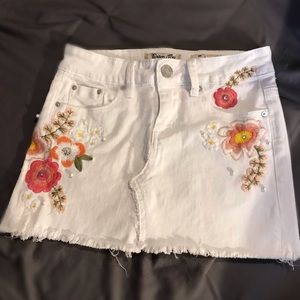 WHITE MINI SKIRT 😍